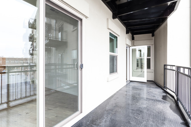 Building Photo - ReVerb Century Station Apt! (3200 S Oak Park)
