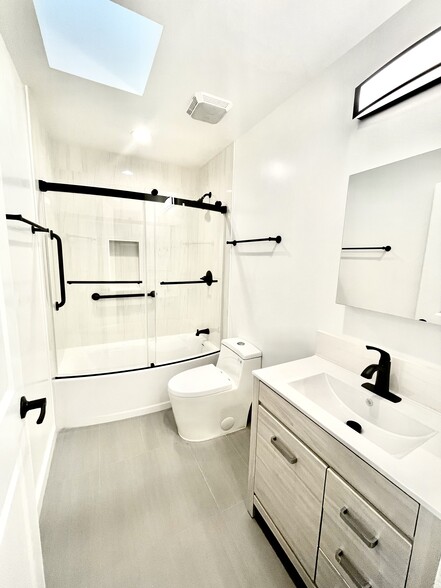 Building Photo - 1847 Stearns Dr