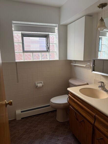 Building Photo - 6614 W Devon Ave