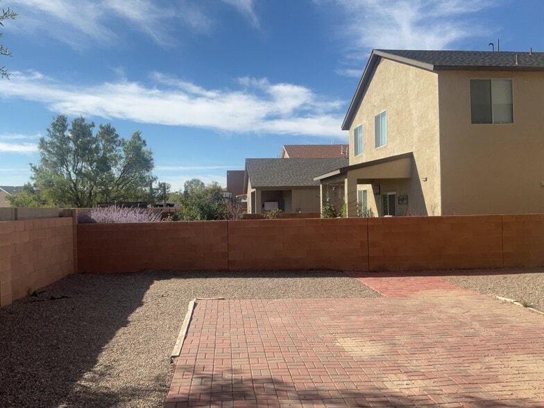 Building Photo - 1734 Lark Dr NE