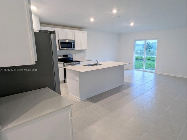Building Photo - 2406 McKinley Dr