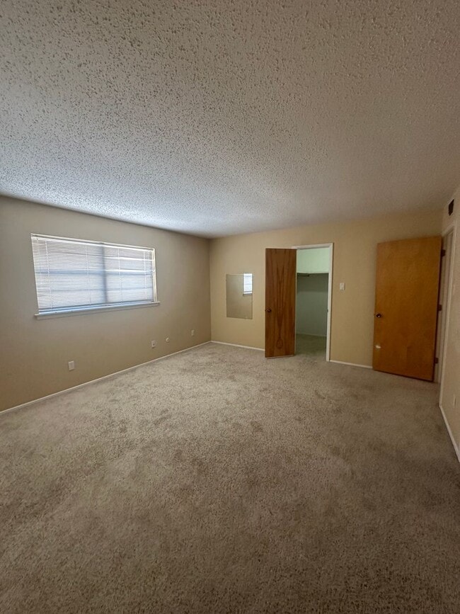 Building Photo - 2 Bed Brick House! Golf Course View!