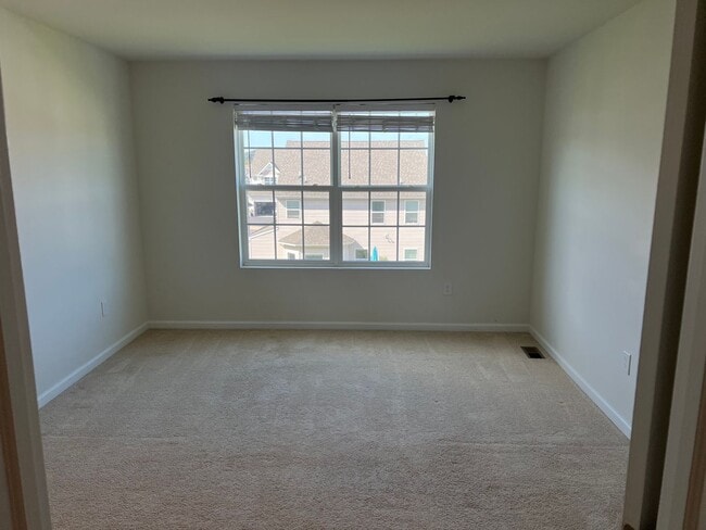 Building Photo - Stunning 4 bedroom 2.5 Bathroom Home in Ma...