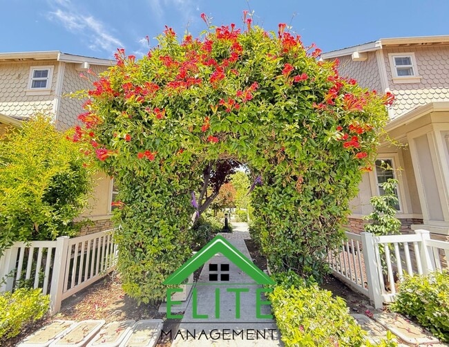 Building Photo - **Spacious and Updated Townhome in Desirab...