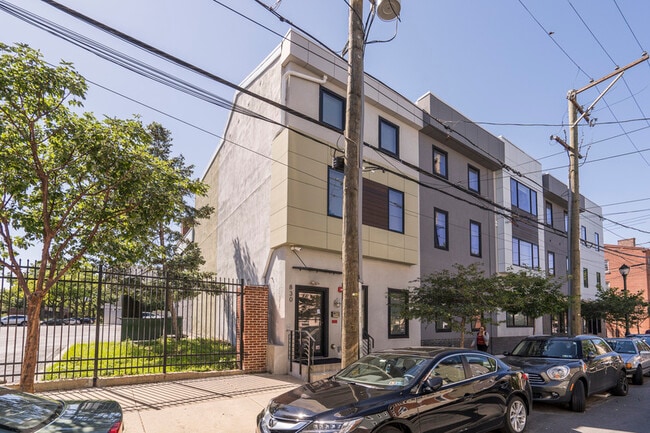 Building Photo - 830 S 4th St