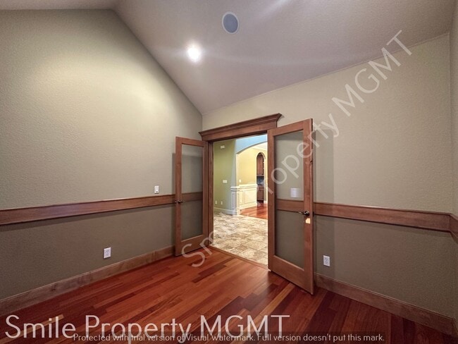 Building Photo - single house