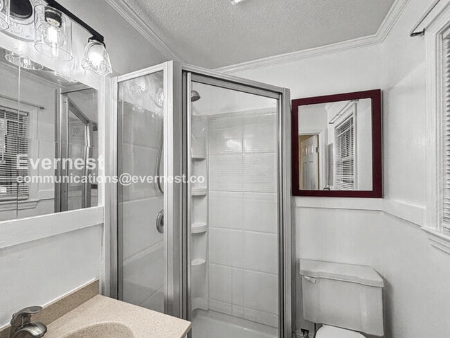 Building Photo - 3 Bed/2 Bath Home with Off-Street Parking / Pet-Friendly / Available Now!