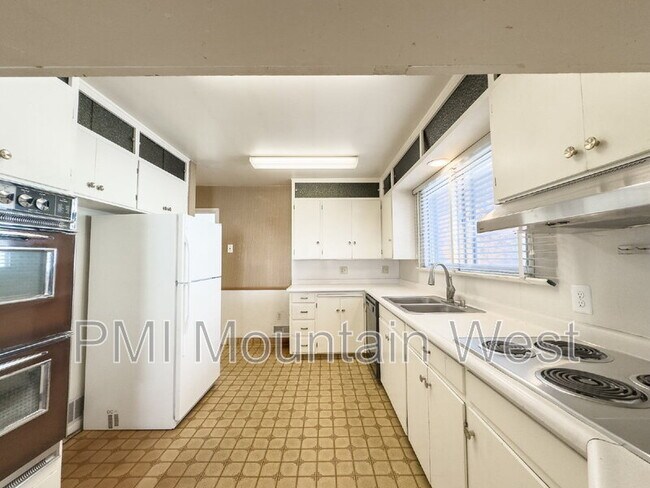 Building Photo - 2141 S 1700 E