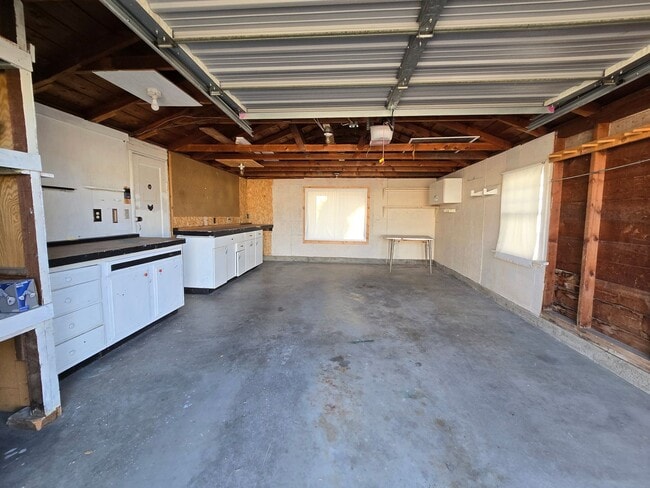 Building Photo - 4 bed, 1 bath House with 1 car garage