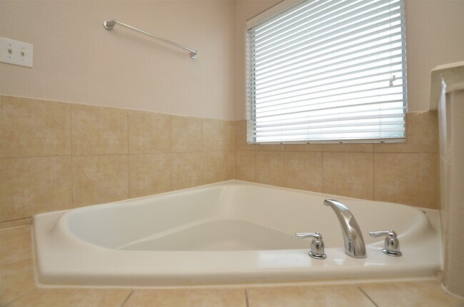 Building Photo - 2707 Roaring Oaks Ln