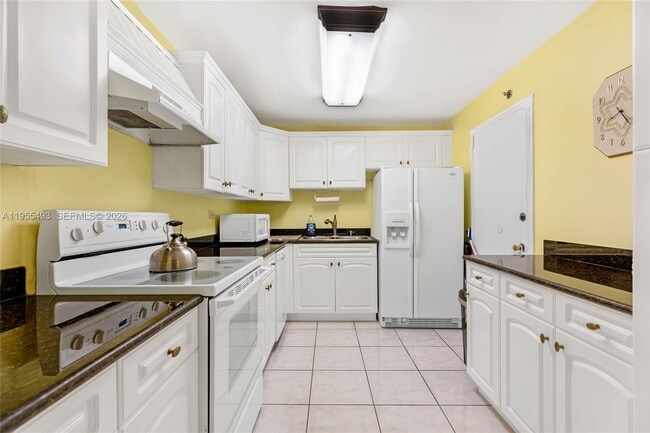 Building Photo - 6039 Collins Ave