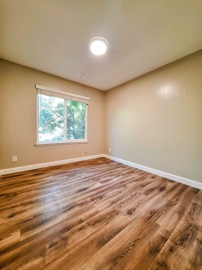 Building Photo - Beautiful & Spacious 3bd Townhouse w/Detached Garage