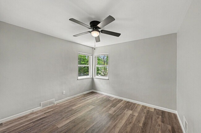 Building Photo - Renovated 3 Bed 2 Bath Home