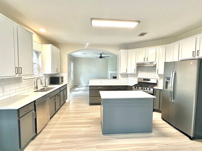 Building Photo - Stunning 4-Bedroom Home in the Desirable S...