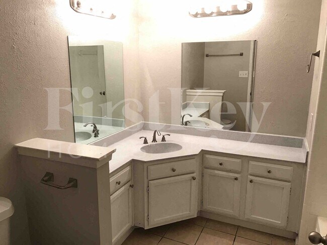 Building Photo - 2510 Bentley Dr