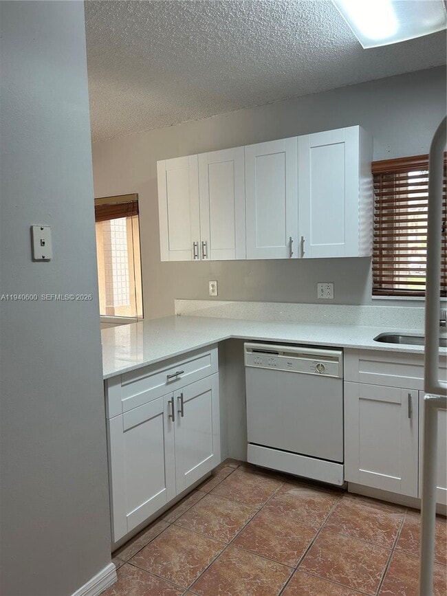 Building Photo - 6225 SW Kendale Lakes Cir