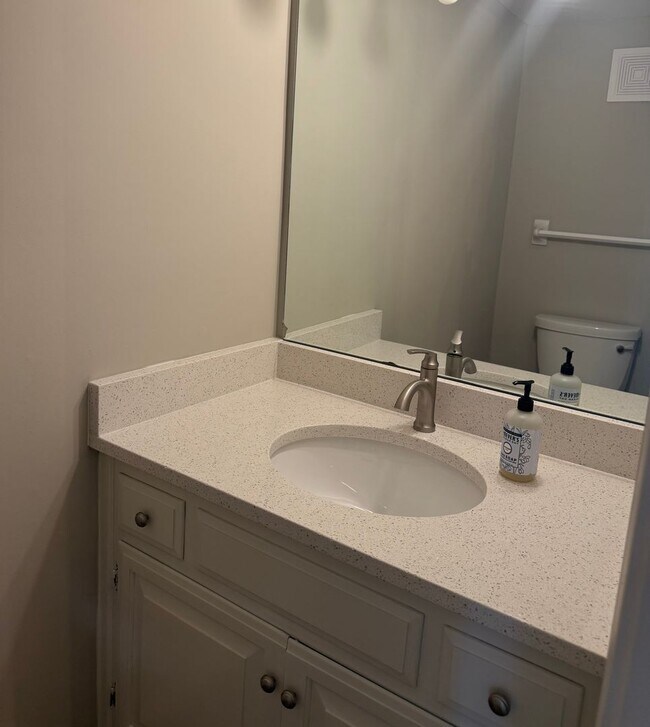 Building Photo - 2-bedroom, 2.5-bathroom home located in th...