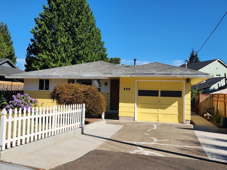 Building Photo - 920 Brighton Ave