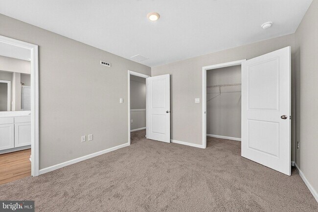 Building Photo - 157 Essex Dr