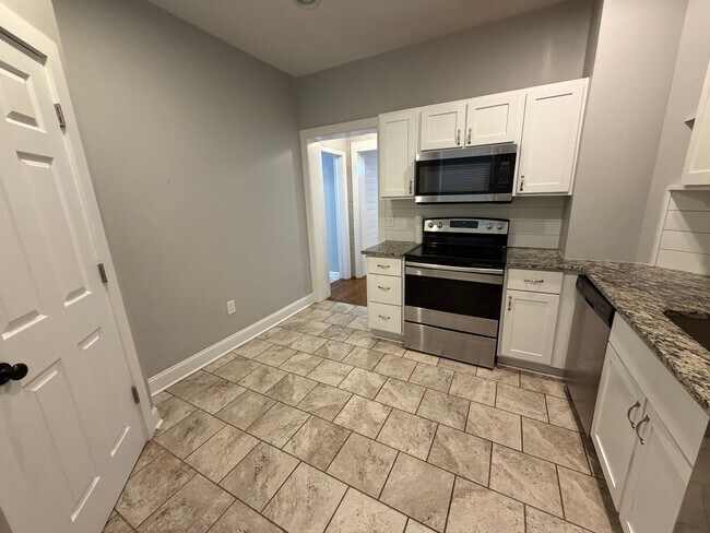 Building Photo - 3 Bedrooms, 1 Bathroom - Home in Celenease! *MOVE-IN SPECIAL!!*