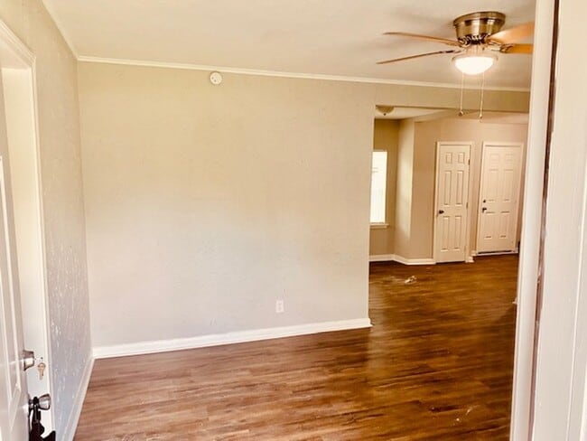 Building Photo - BEAUTIFUL RECENTLY REMODELED 3 BEDROOM HOME