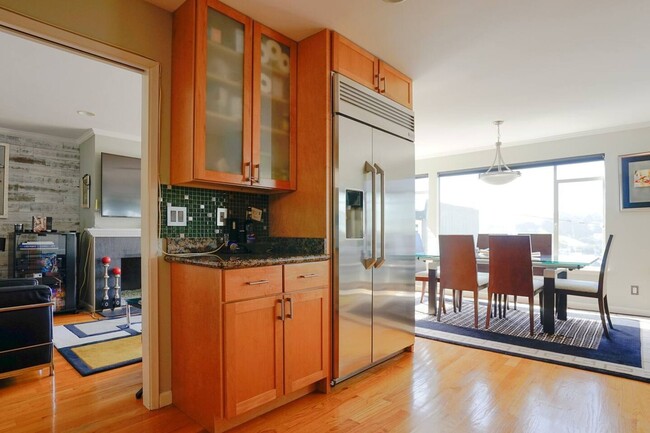 Building Photo - Elegant & Expansive Furnished 3 Bedroom/2 ...