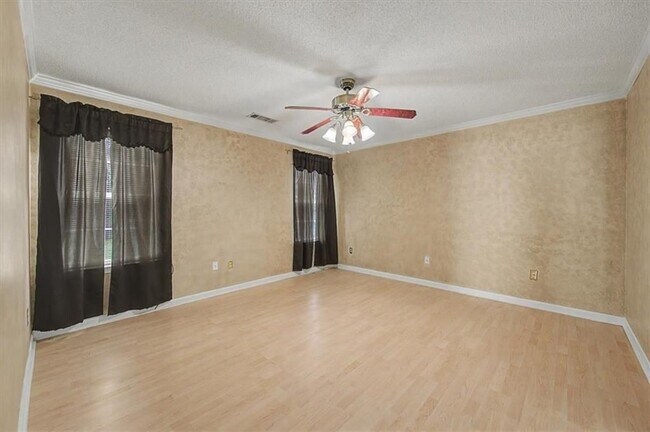Building Photo - 2025 Baramore Oaks Dr