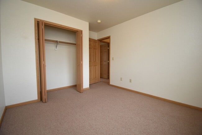 Building Photo - Townhouse-style unit! 2 Bedrooms, 1.5 Bath...