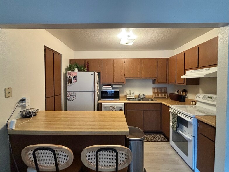 Kitchen - 1200 S Riordan Ranch St