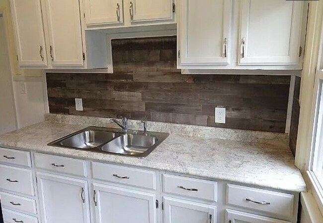 Building Photo - 2 Bedroom Home with hard surface flooring!