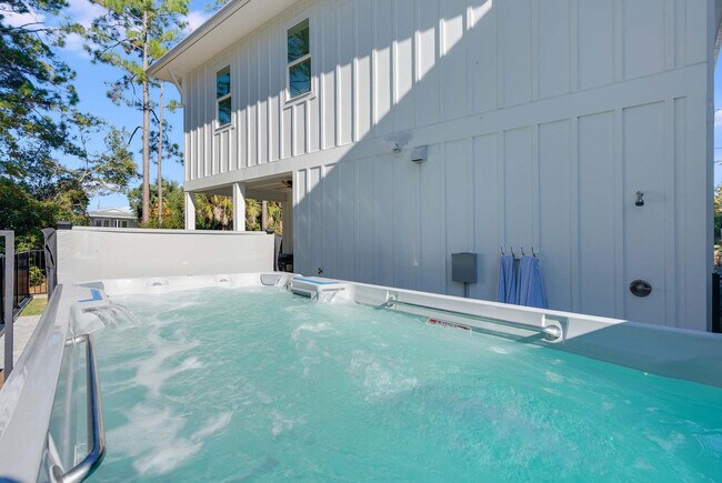 Building Photo - 223 E Lakeshore Dr