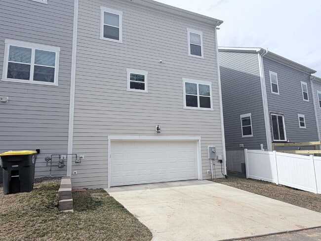 Building Photo - Spacious Townhome in The Springs of North Asheville