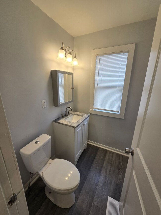 Building Photo - 3 BEDROOM SINGLE FAMILY