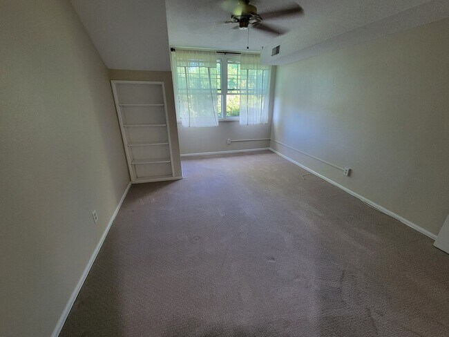 Building Photo - Nicely Updated One Bedroom Condo Available...