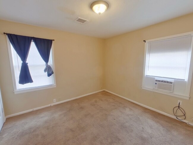 Building Photo - 1548 N Pinecrest Ave
