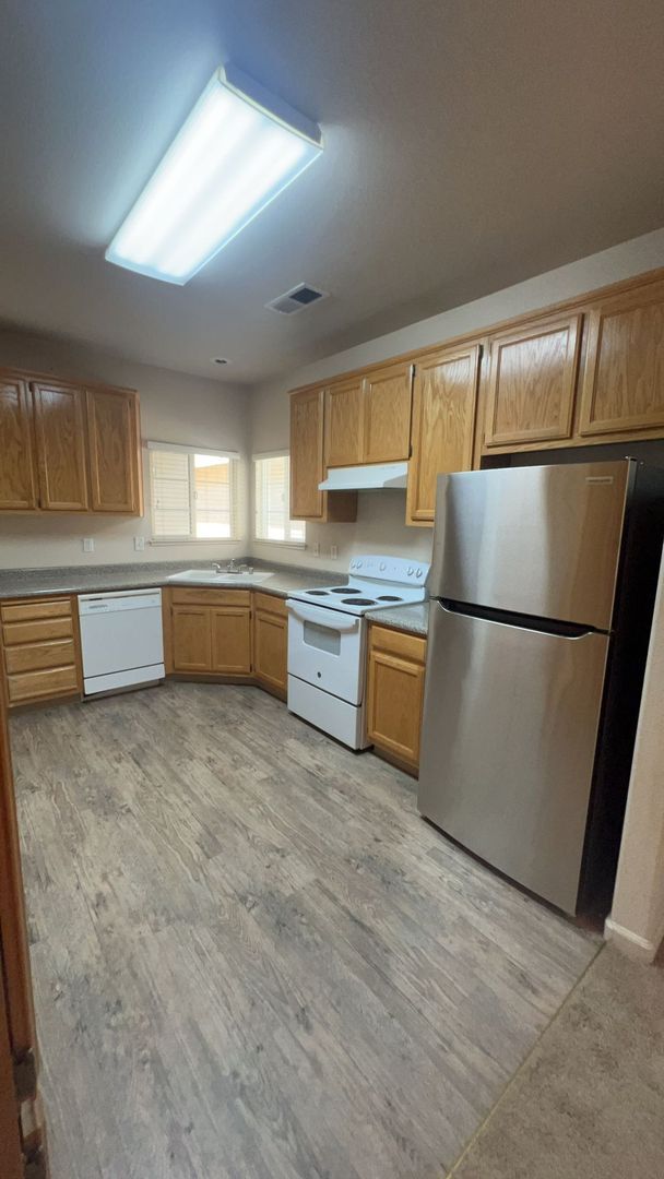 Building Photo - 689 Gateway Cir