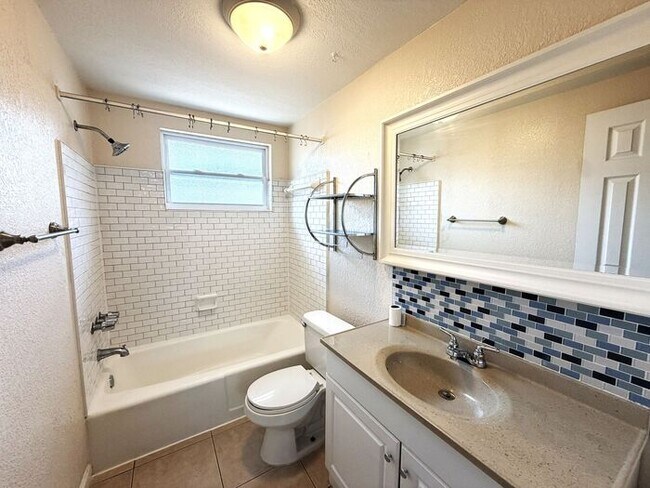 Building Photo - Location!  Charming 2/1 near Downtown Dunedin