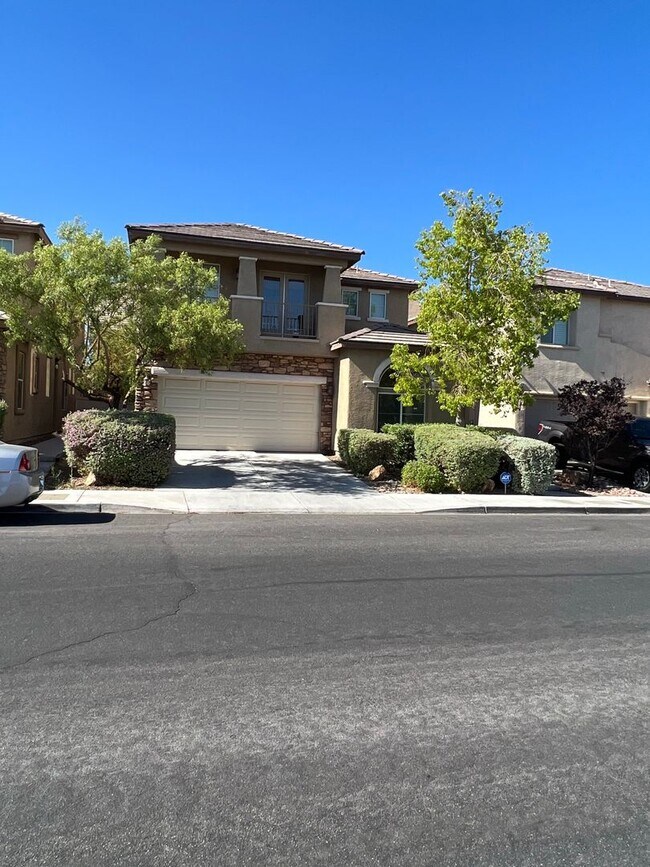 Building Photo - ABSOLUTELY AMAZING! Large 4 bedroom 2 stor...