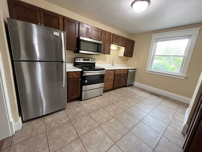 Building Photo - Spacious 4 Bed/2 Bath Rental Home!
