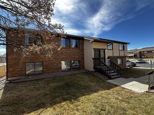 Building Photo - "Charming 2-Bedroom Retreat in Colorado Sp...