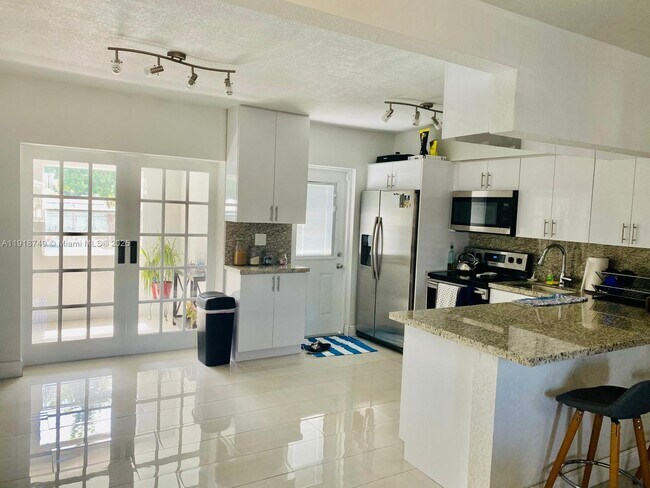 Building Photo - 1810 SW 22nd Ave