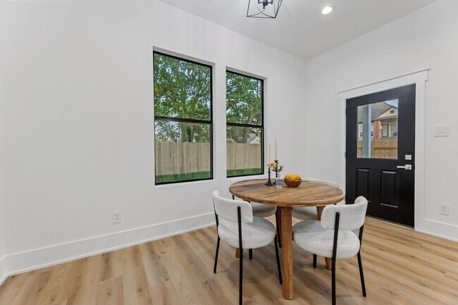 Building Photo - 518 Clinton St