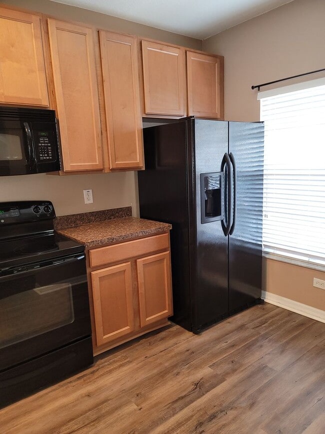 Building Photo - Home is in the Heart of New Tampa