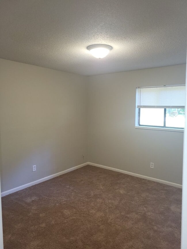 Building Photo - THREE BEDROOM, TWO BATH HOUSE