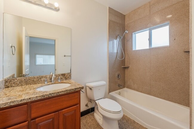 Building Photo - Spacious and Quiet Hawthorne Home!