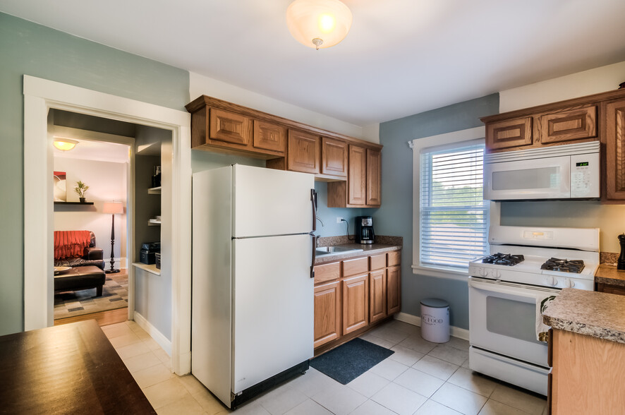 spacious kitchen - 617 Delles Rd