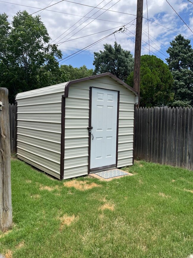 Building Photo - Located close to Bonham Middle School 3/2/2