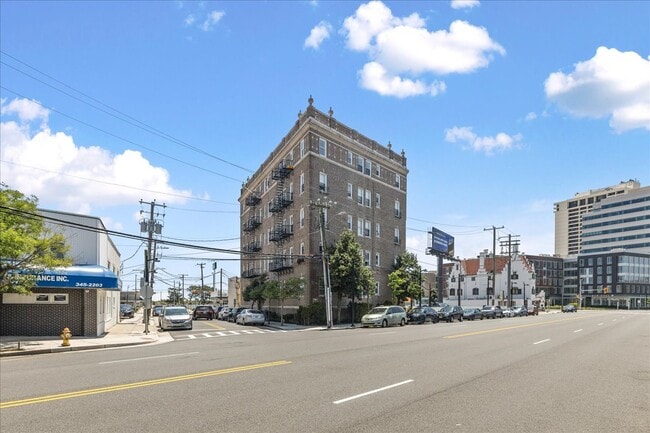 Building Photo - 2 S Hartford Ave