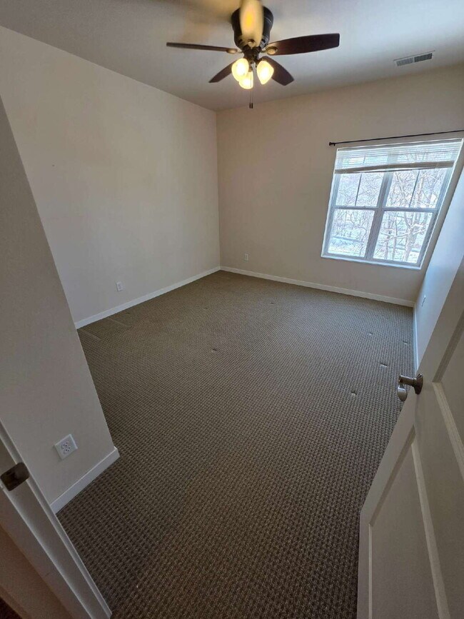 Building Photo - 2 Bedroom | 1 Bathroom 2nd Floor Apartment Available RIGHT NOW!