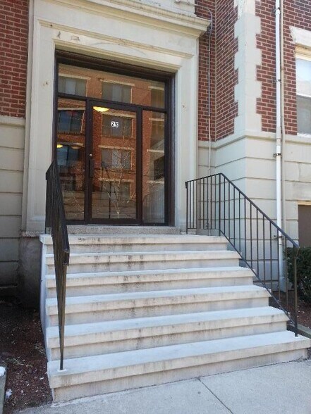 Building Photo - 200 Kelton St